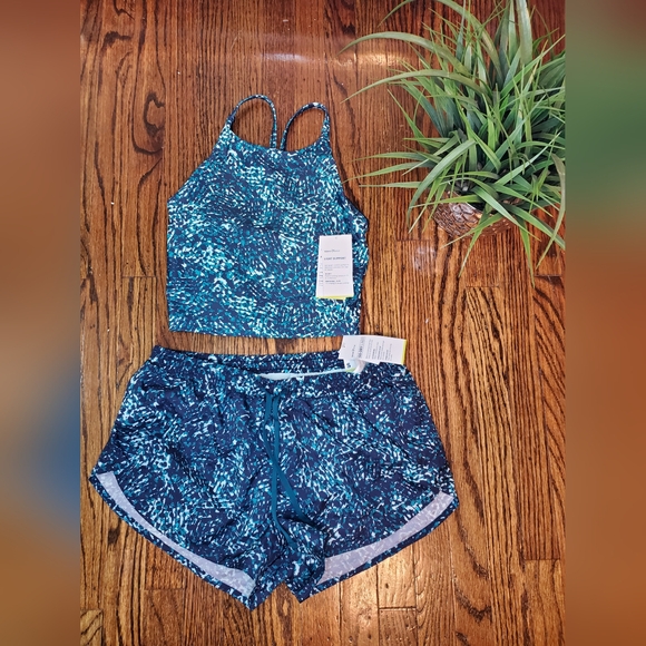 Old Navy Set Dry Liner Athletic Short, Light Support PowerSoft Bra - Picture 3 of 9